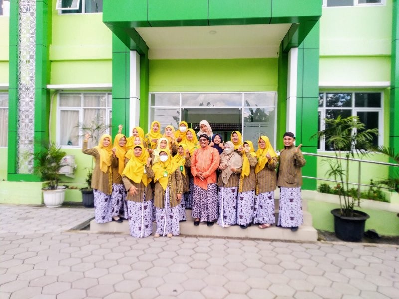 Peringati Hari Sumpah Pemuda, Seluruh Guru MAN 4 Bantul Kenakan Pakaian Adat