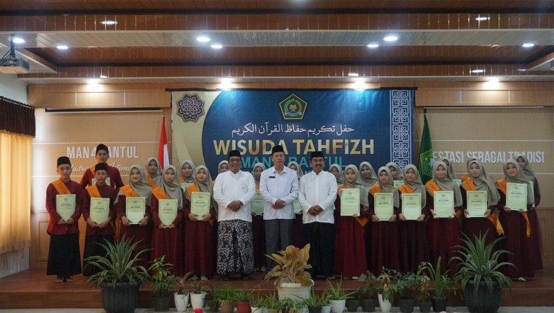 Momentum Wisuda Tahfidz MAN 4 Bantul ditandai Penyerahan Beasiswa pada 23 Siswa.